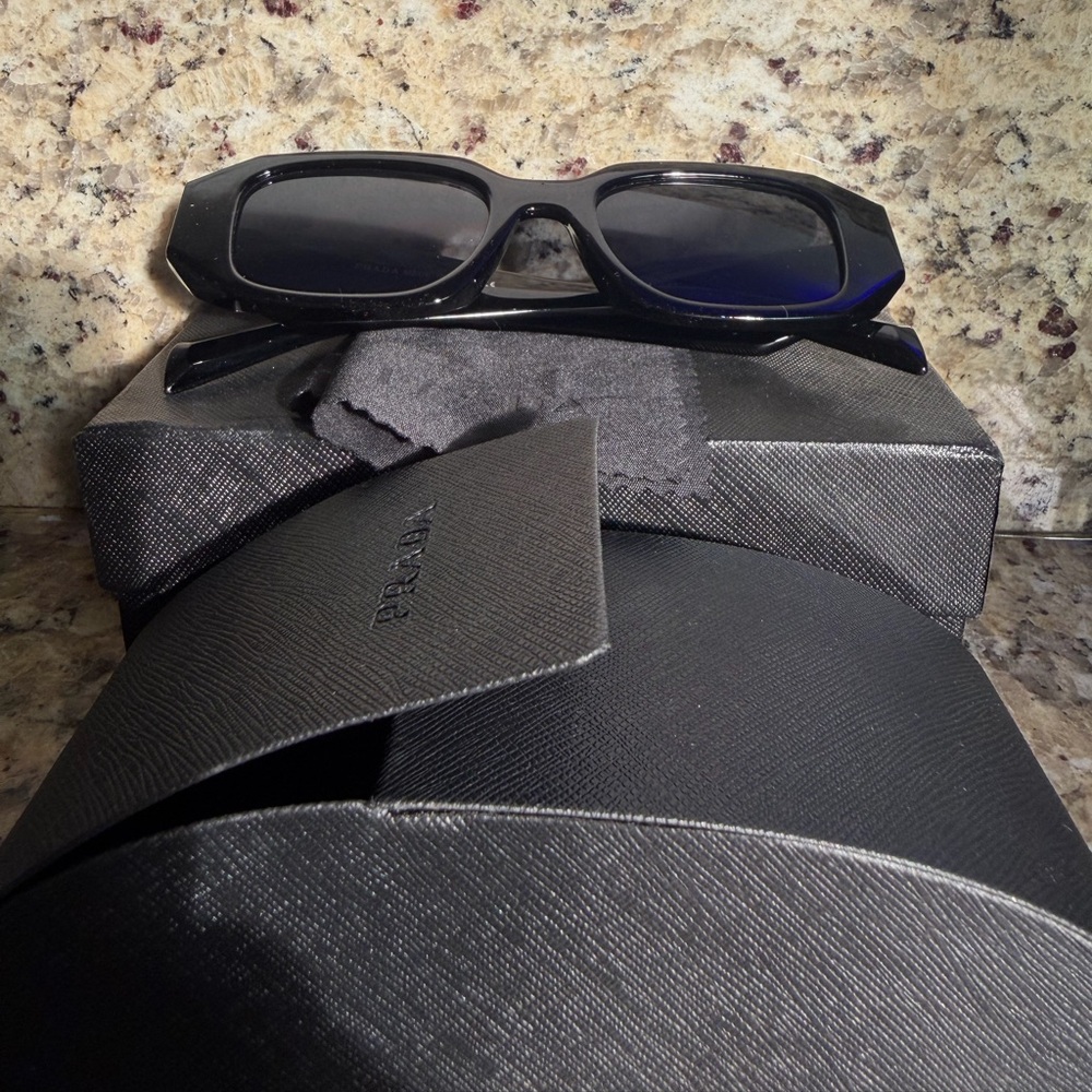Zara Black Rectangular Sunglasses